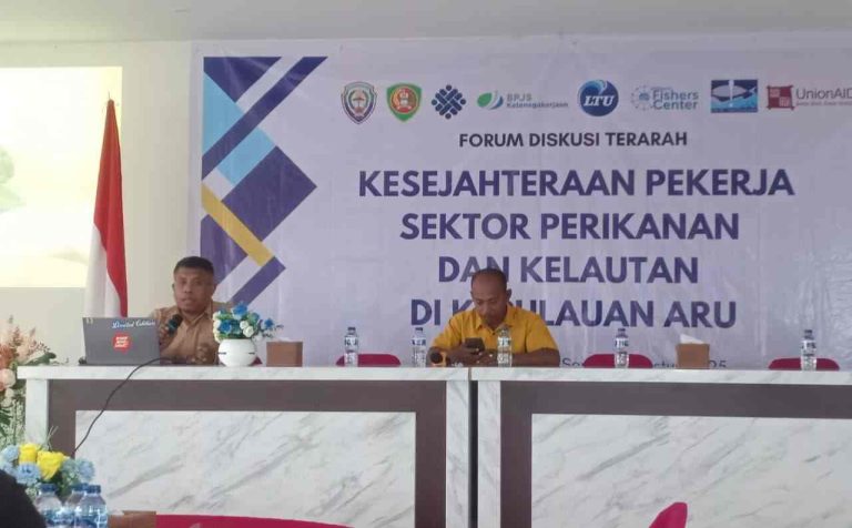Plt Kepala Dinas Perikanan, Benyamin Batmomolin, saat menjadi Keynote Speaker dalam pemaparan materi perikanan dalam melalui Diskusi Terarah bertajuk “Kesejahteraan Pekerja Sektor Perikanan dan Kelautan” yang digelar di Aula Hotel Apex Dobo, Kepulauan Aru, pada Senin, (11/08/.2025). Foto: Henrik T