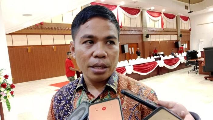 Ketua Komisi I DPRD Provinsi Maluku Solihin Buton diwawancarai di Ruang Rapat Paripurna DPRD Maluku, Selasa (30/7/2025). Foto: Chintia Samangun