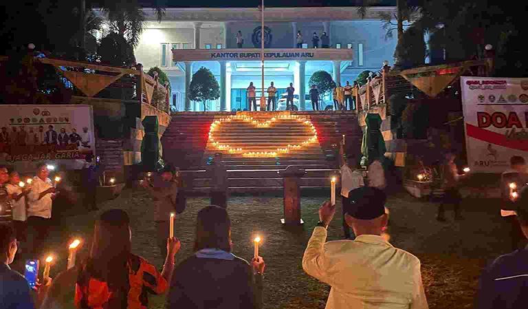 Potret Ribuan Lilin Cinta Hiasi Pelataran Halaman Kantor Bupati, Rabu (3/9/2025) sumber foto: Facebook Bupati Timotius Kaidel