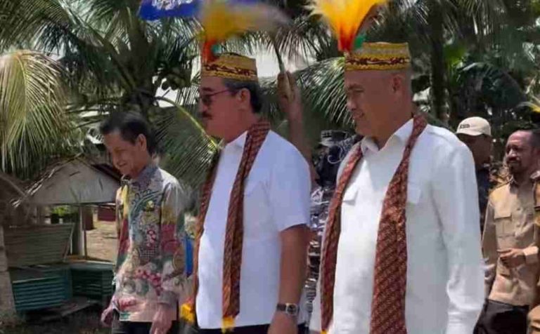 Gubernur Maluku, Hendrik Lewerissa (tengah) saat kunjungan kerja ke Benjina, Kecamatan Aru Tengah, Kepulauan Aru, Kamis (18/9/25) didampingi Bupati Timotius Kaidel (kanan) dan Wakil Bupati Muhammad Djumpa (kiri). Foto: CJS.