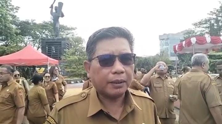 Wali Kota Ambon, Bodewin Wattimena saat diwawancarai awak media Senin (1/9/2025).