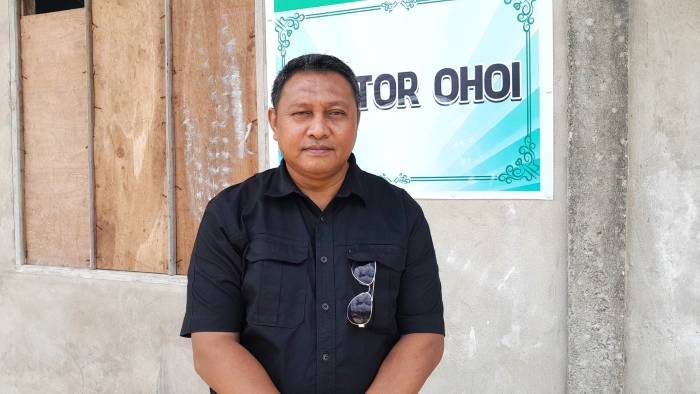Direktur Polikant Jusron A. Rahajaan, diwawancarai usai membuka kegiatan Penyuluhan dan Pelatihan Pegolahan e-Kalori di Ohoi Labetawi, Kecamatan Pulau Dullah Utara, Kota Tual, Maluku, Sabtu (13/9/2025). (Suara Damai/Bernadeta Casandra)