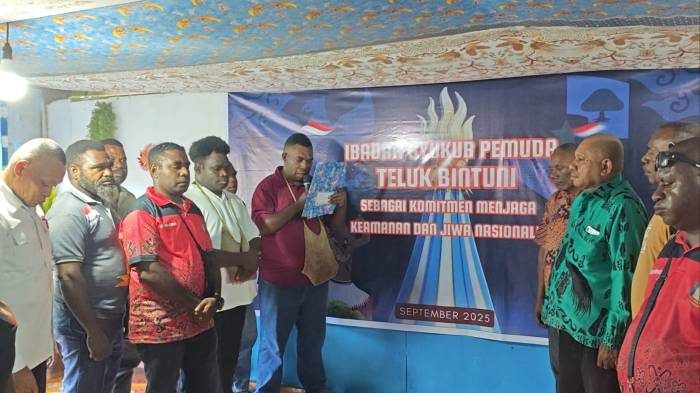 Ketua Forapelo Teluk Bintuni Agustinus Orocomna membacakan deklarasi damai. Ia didampingi para pemuda, Ketua DAD Teluk Bintuni, dan Ketua LMA Tujuh Suku, Sabtu (20/9/2025). (Suara Damai/Labes Remetwa)