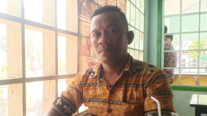 Kepala Desa Kompane Samsul Bahri Hatala saat ditemui Suaradamai.com di Tiara Coffe House Dobo, Kamis (11/9/2025). Foto: Henrik T.