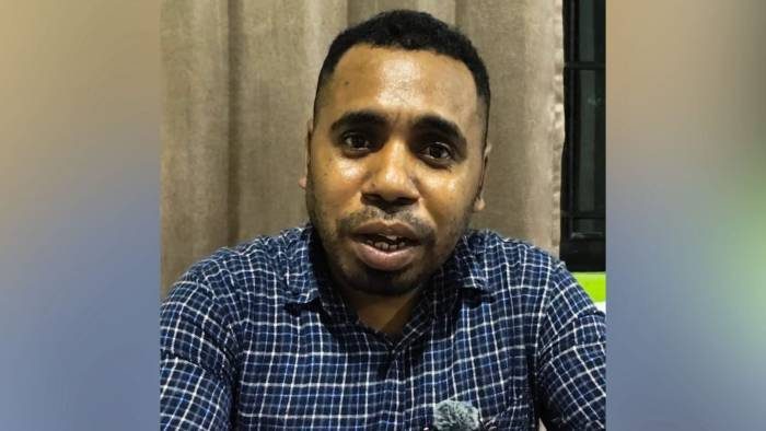 Koordinator Panitia LMA Tujuh Suku untuk Formasi CPNS 2024, Rustam Kambori, diwawancarai suaradamai.com di Kantor LMA Tujuh Suku Teluk Bintuni, Sabtu (30/8/2025). (Suara Damai/Labes Remetwa)