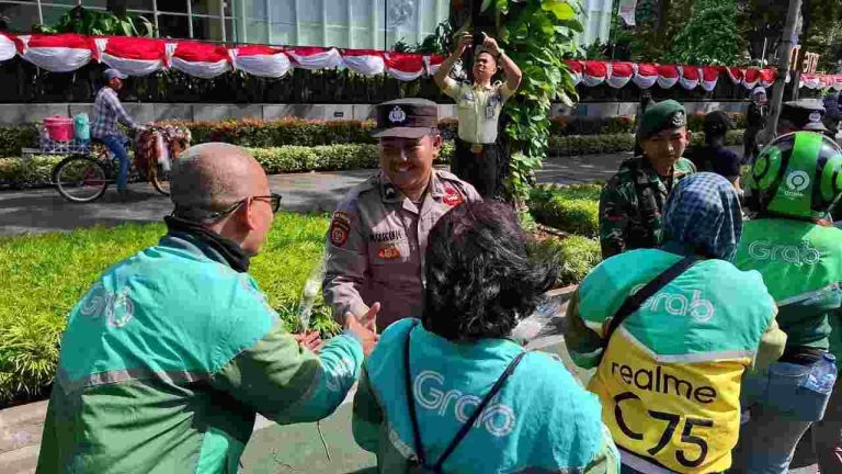 Ojol Bagikan 2 Ribu Mawar di Monas, Simbol Damai untuk TNI-Polri