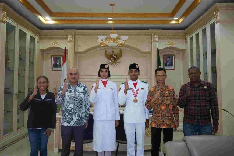 Pertemuan Anggota Paskibraka Nasional perwakilan Kabupaten Kepulauan Aru bersama Bupati Timotius Kaidel, didampingi Wakil Bupati Muhamad Djumpa menerima kunjungan anggota Paskib, di ruang kerja bupati, Jumat 29 Agustus lalu. Sumber Foto : Facebook Bupati Timotius Kaidel.