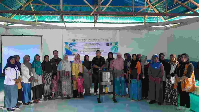 polikant-pelatihan-di-sathean-jusron-polikan-can-suaradamai Foto bersama usai pembukaan kegiatan pelatihan pengolahan produk E-KALORI yang dilakukan oleh Politeknik Perikanan Negeri Tual (Polikant), di Labetawi, Pulau Dullah Utara, Tual, Maluku, Sabtu (13/9/2025). (istimewa)