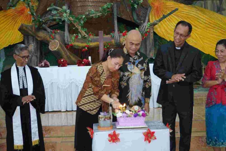 Bupati Timotius Kaidel saat menghadiri Ibadah HUT ke-90 GPM di Gereja Solagracia, Jemaat GPM Karseka Dobo. Foto: Facebook.