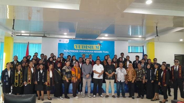 Foto bersama usai kegiatan Yudisium Politeknik Perikanan Negeri Tual (Polikant) Tahun 2025 di Ballroom Lantai 3 Kampus Polikant, Kamis (25/9/2025). (Suara Damai/Bernadeta Casandra)