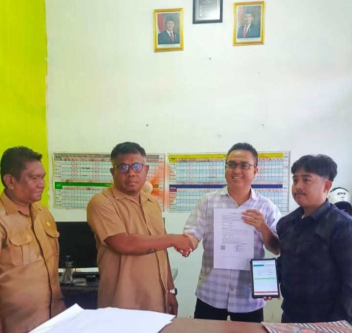 Pelaksana Tugas (Plt) Kepala Dinas Perikanan Benedictus Batmomolin saat melakukan pemantauan terhadap kuota dan distribusi Bahan Bakar Minyak (BBM) bersubsidi yang kini telah menggunakan sistem digital XSTAR Pertamina. Selasa (14/10/2025) di SPBN Dobo. Sumber Foto: G.K. Alatubir