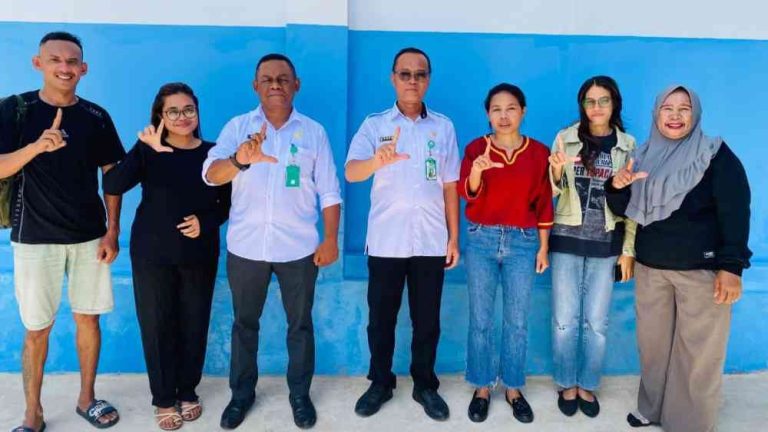 Tim Dinas Kesehatan (Dinkes) Kabupaten Maluku Tenggara (Malra) saat berkunjung ke dapur MBG Watdek. (Istimewa)