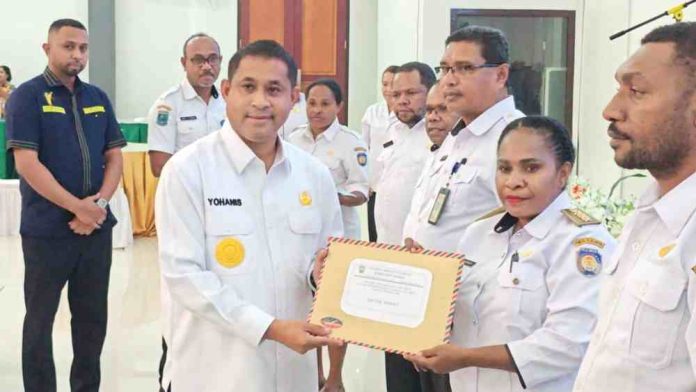 bupati-teluk-bintuni-yohanis-manibuy-dpa-dokumen-pelaksanaan-anggaran-apbd-2026-110226-labes-suaradamai Bupati Teluk Bintuni Yohanis Manibuy menyerahkan Dokumen Pelaksanaan Anggaran (DPA) kepada Kepala Distrik Merdey Yustina Ogoney, di Gedung Sasana Karya, Kantor Bupati Teluk Bintuni, Papua Barat, Rabu (11/2/2026). (Suara Damai/Labes Remetwa)