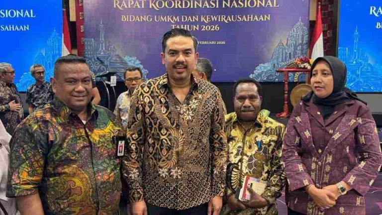 Kepala Dinas Perindagkop dan UMKM Teluk Bintuni, Ongen Pattikawa, menyampaikan kebutuhan masyarakat asli Papua dalam Rapat Koordinasi Nasional UMKM dan Kewirausahaan yang digelar Kementerian UMKM di Yogyakarta, 4-6 Februari 2026. (istimewa)