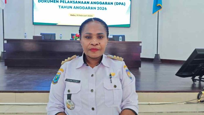 kepala-distrik-merdey-yustina-ogoney-dpa-peningkatan-kapasitas-pemberdayaan-110226-labes-suaradamai Kepala Distrik Merdey Yustina Ogoney diwawancarai usai menerima Dokumen Pelaksanaan Anggaran (DPA) dari Bupati Teluk Bintuni Yohanis Manibuy, di Gedung Sasana Karya, Kantor Bupati, Rabu (11/2/2026). (Suara Damai/Labes Remetwa)