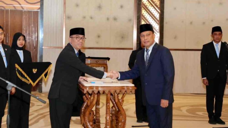 Menteri Pendidikan Tinggi, Sains, dan Teknologi Republik Indonesia, Brian Yuliarto, resmi melantik Dr. Usman Madubun, S.Pi., M.Si sebagai Direktur Politeknik Perikanan Negeri Tual (Polikant) masa bakti 2026–2030. Pelantikan berlangsung di Graha Diktisaintek, Jakarta, Jumat (6/2/2026). (Humas Kemendiktisaintek)