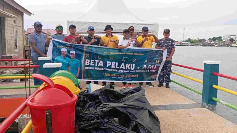 Wakil Wali Kota Tual Amir Rumra mewakili Wali Kota Tual Akhmad Yani Renuat, memimpin aksi Jumat Bersih di kawasan Pantai Difur, Kiom, dan Wearhir, Jumat (13/2/2026). (Suara Damai/Megarivera Renyaan)