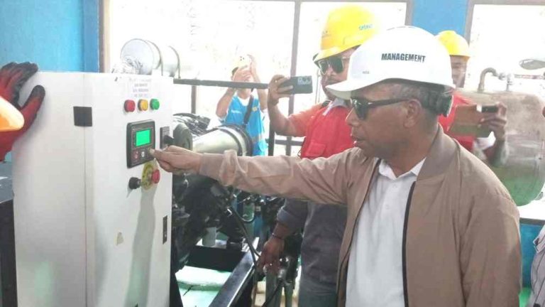 Wakil Wali Kota Tual, Amir Rumra, meresmikan pelayanan listrik 24 jam di Pulau Tam, Kecamatan Tayando Tam, Kota Tual, Provinsi Maluku, Rabu (18/2/2026). (Suara Damai/Megarivera Renyaan)