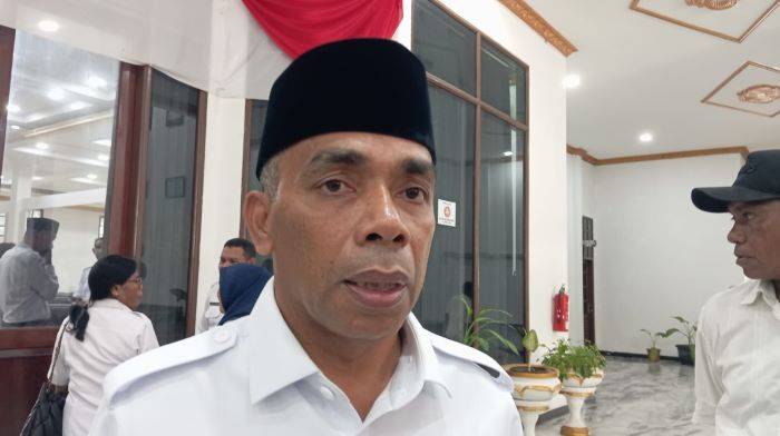 Wakil Wali Kota Tual, Amir Rumra, diwawancarai usai tatap muka bersama 15 Ohoi (Desa) di tiga Kecamatan Dullah Utara, Dullah Selatan dan Tayando Tam, di Balai Kota Tual, Rabu (11/2/2026). (Suara Damai/Megarivera Renyaan)