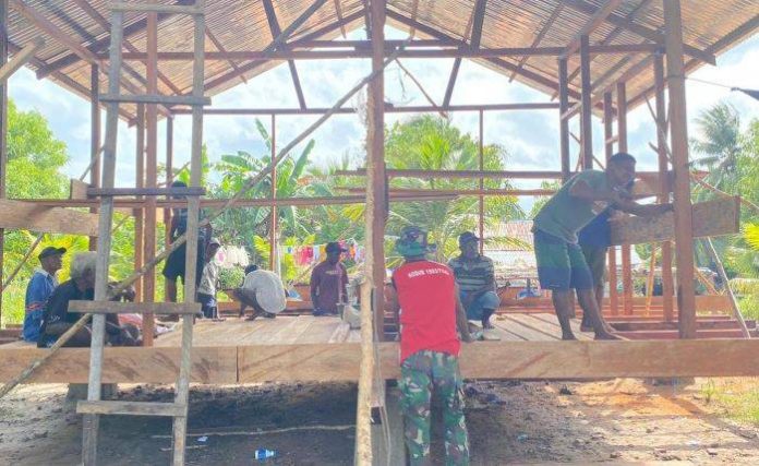 TMMD-ke127-Kodim-1503-Tual-di-Kepulauan-Aru-Foto-Satgas. Saat ini pengerjaan telah memasuki tahap pemasangan lantai papan dan dinding papan.