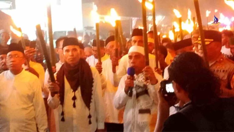 Wakil Wali Kota Tual, Amir Rumra, saat memberikan arahan kepada peserta pawai obor takbiran yang dimulai dari pelataran Masjid Al-Huriyah 45. Sumber foto Farhat Retob.