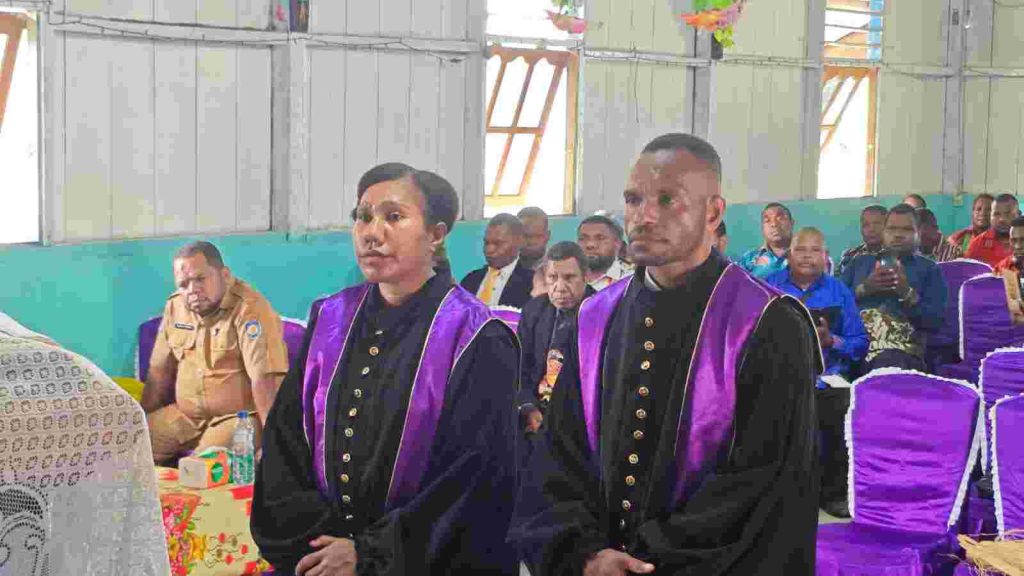 Kiri ke kanan: dua pendeta yang baru ditahbiskan, Pdt. Jois Babrina Ahoren, S.Th dan Pdt. Honesimus Iba, S.Th, di Jemaat GPKAI Berdomus Tuhiba, Distrik Tuhiba, Kabupaten Teluk Bintuni, Papua Barat, Selasa (14/4/2026). (Suara Damai/Labes Remetwa)