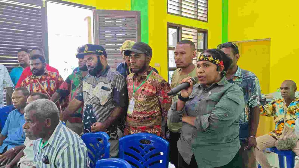 Tokoh Perempuan Sukus Moskona, Yustina Ogoney, menyampaikan pendapat dalam Pra Mubes I Suku Besar Moskona di Gedung Diklat/Sanggar Dinas Pemberdayaan Masyarakat dan Kampung, SP 4, Manimeri, Teluk Bintuni, Sabtu (25/4/2026). (Suara Damai/Labes Remetwa)