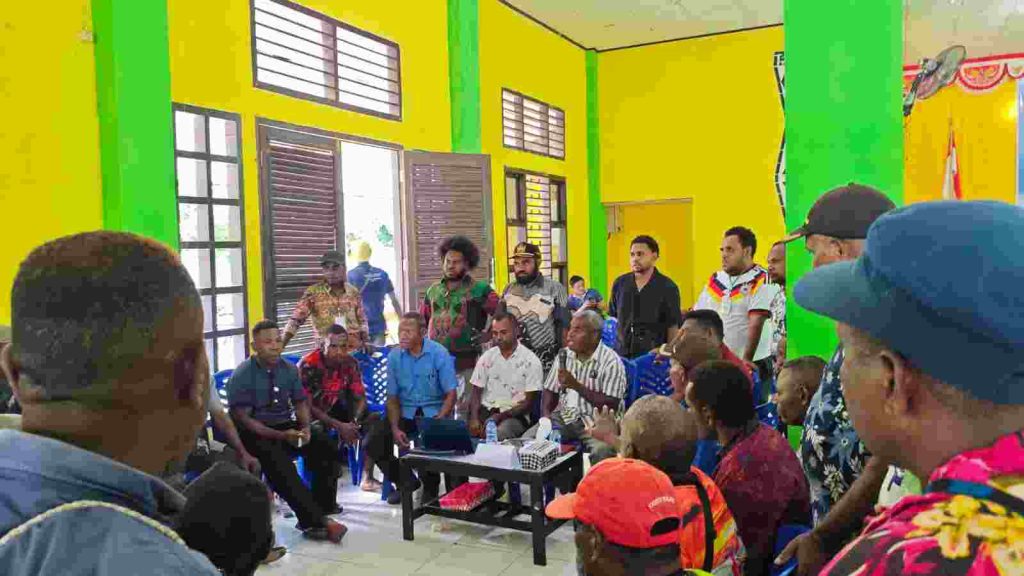 Suasana Pra Musyawarah Besar (Mubes) I Suku Besar Moskona di Gedung Diklat/Sanggar Dinas Pemberdayaan Masyarakat dan Kampung, SP 4, Manimeri, Teluk Bintuni, Sabtu (25/4/2026). (Suara Damai/Labes Remetwa)