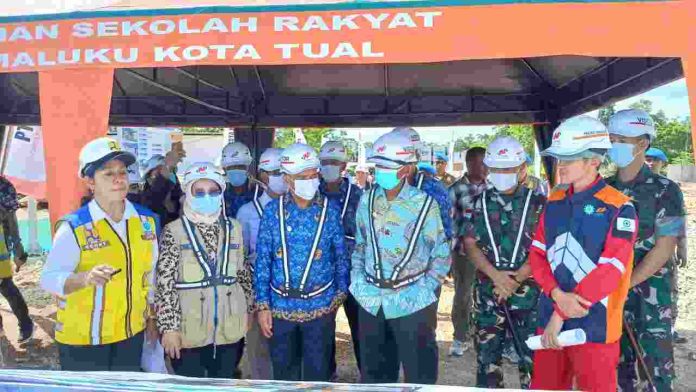 tual-perolehan-tertinggi-program-strategis-nasional-suaradamai Wali Kota Tual Akhmad Yani Renuat mendampingi Direktur Jenderal (Dirjen) Pemberdayaan Sosial Kementerian Sosial Republik Indonesia (Kemensos RI), Mira Riyati Kurniasih, saat kegiatan bakti sosial terintegrasi Kementrian Sosial RI di Ohoi Ohoitel, Kota Tual, Kamis (23/4/2026). (Suara Damai/Megarivera Renyaan)