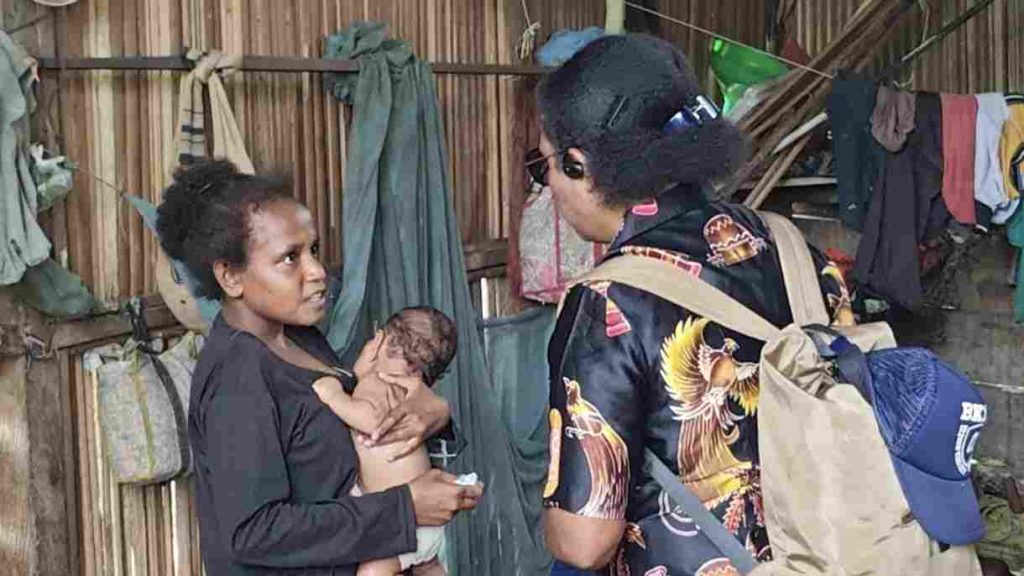 Pokja Perempuan Majelis Rakyat Papua (MRP) Papua Barat meninjau kondisi perempuan dan anak di RT 5, Kampung Sebyar Rejosari, Distrik Tomu, Kabupaten Teluk Bintuni, Selasa (4/5/2026). (Suara Damai/Labes Remetwa)