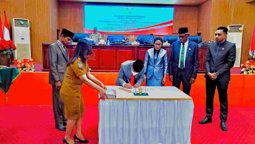 Berita Foto: Wakil Wali Kota Tual Hadiri Paripurna DPRD Penyampaian Nota Pengantar Ranperda Pertanggungjawaban APBD 2025 1 paripurna apbd tual 2 Suaradamai.com