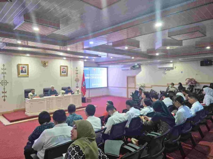 fgd_unika_pemkot_ambon Pemkot Fasilitasi UNIKA Soegijapranata Gelar FGD Ambon Smart City FGD tersebut membahas penelitian berjudul “Peran Teori Komunikasi Massa dan Transformasi Birokrasi Digital dalam Membangun Tata Kelola Pemerintahan Berbasis Smart City di Kota Ambon”.