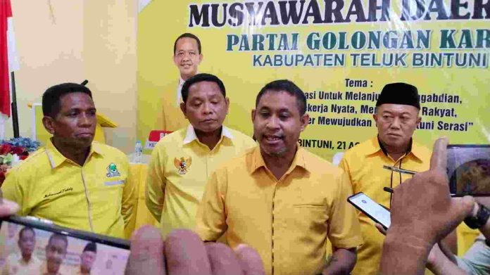 Bupati Teluk Bintuni, Yohanis Manibuy, diwawancarai usai Musyawarah Daerah (Musda) V Partai Golkar Kabupaten Teluk Bintuni, Jumat (21/8/2026). (istimewa)