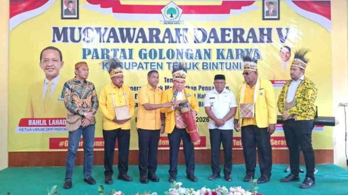ketua-dpd-golkar-papua-barat-samaun-dahlan-dbh-migas-teluk-bintuni-210826-suaradamai Ketua DPD Partai Golkar Papua Barat, Samaun Dahlan (tengah, tabu tifa), membuka secara resmi Musyawarah Daerah V DPD Partai Golkar Kabupaten Teluk Bintuni, Jumat (21/8/2026). (istimewa)