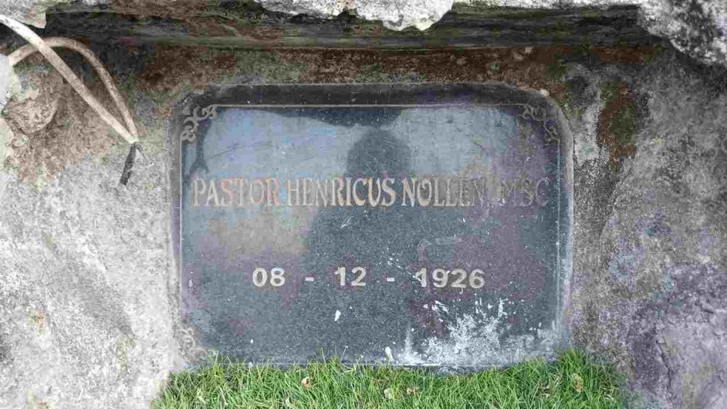 Prasasti di Goa Maria Imakulata Kolser yang mencatat pemberkatan goa oleh Pastor Henricus Nollen, MSC, pada 8 Desember 1926. Prasasti ini menjadi salah satu jejak penting sejarah berdirinya Goa Maria Kolse
