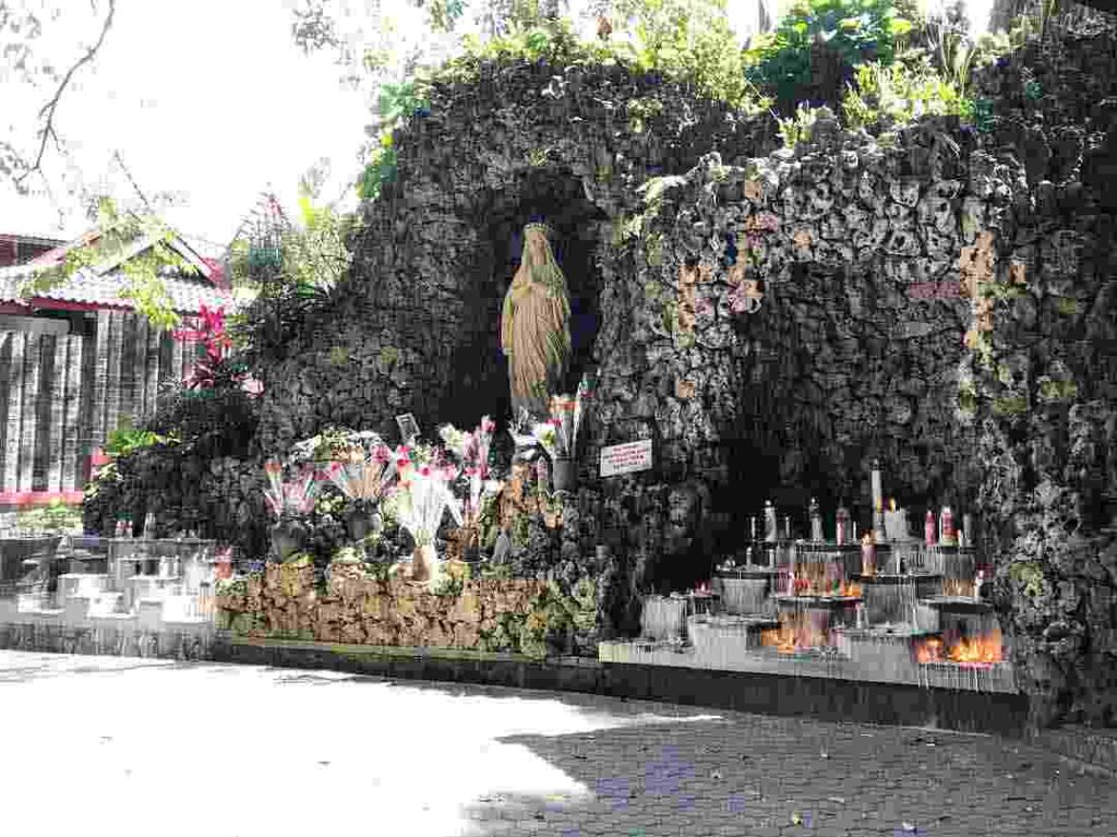 Goa Maria Sendangsono di Kulon Progo, Daerah Istimewa Yogyakarta. Sendangsono memiliki jejak sejarah Katolik sejak pembaptisan tahun 1904, sementara pembangunan Goa Marianya berlangsung pada 1927–1929.